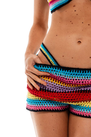 Detalhe do Biquíni Spritz com short de crochê listrado