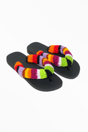 Par de Havaianas Portofino preta com tiras de crochê listrado em laranja, roxo e verde