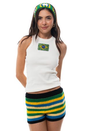 Short Latina de crochê usado com regata branca com bandeira do Brasil