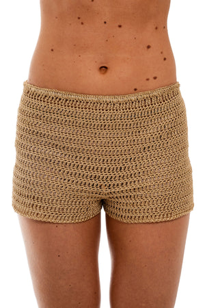 Short Leme dourado em crochê de linha de seda, trama fechada, visto de frente