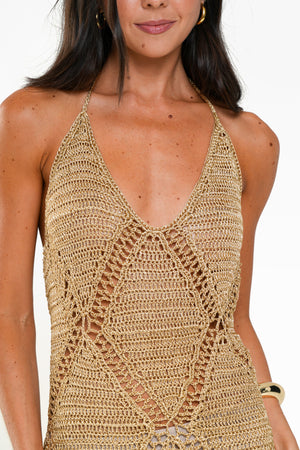 Detalhe do decote em V e dos losangos do Vestido Arpoador dourado