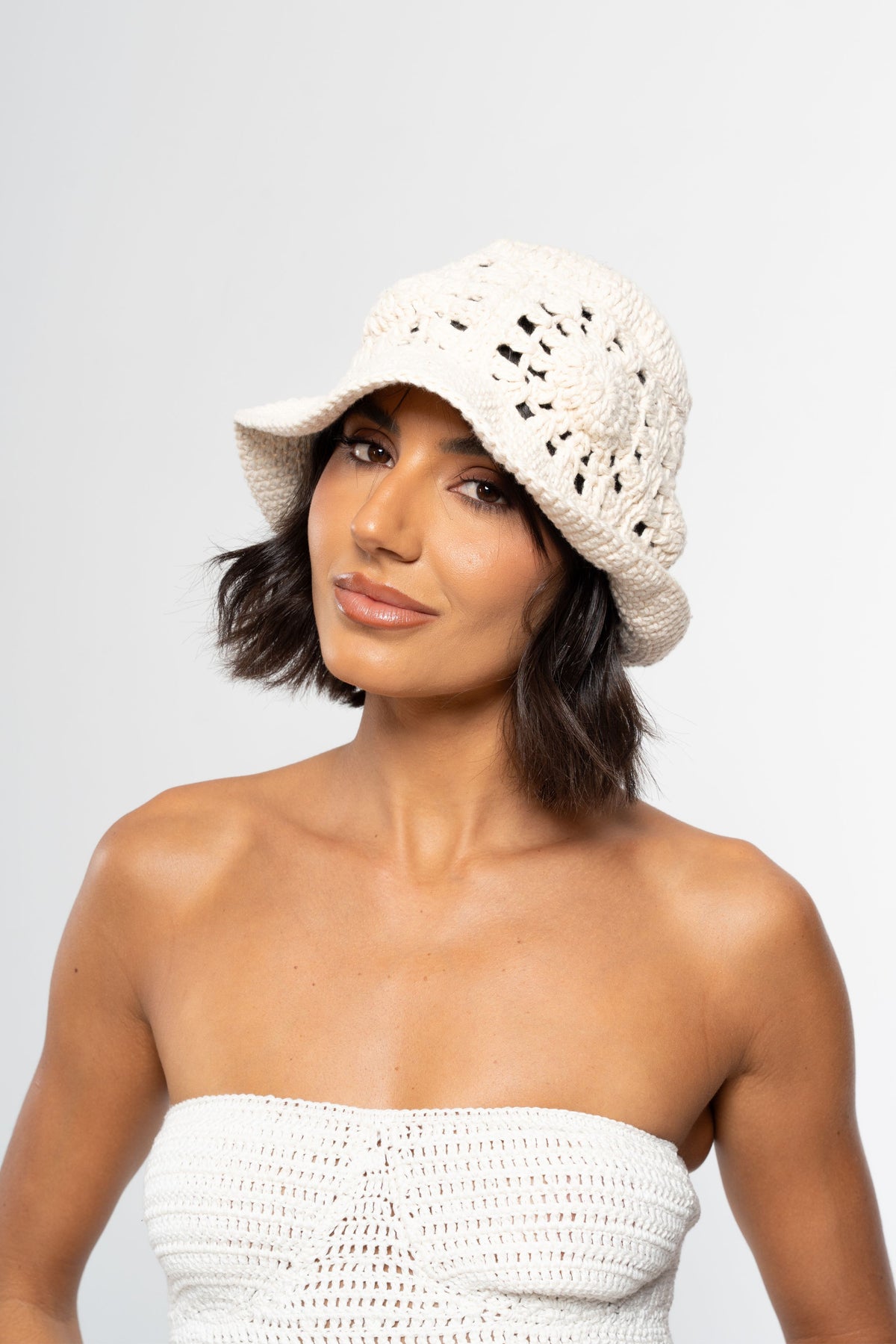 Bucket Puglia off white de crochê com flores rendadas, usado pela modelo