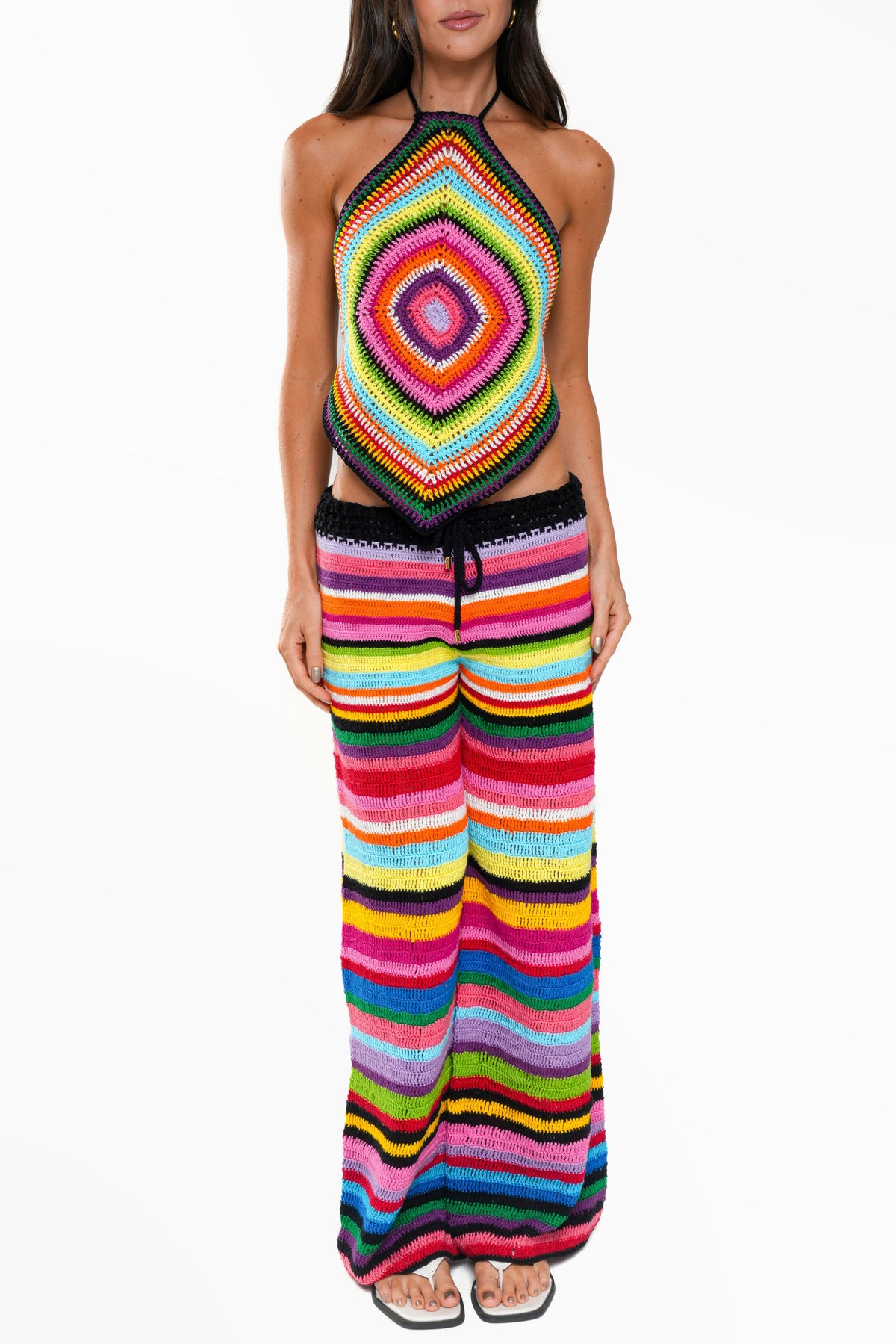 Calça Lurê de crochê listrado colorido com top lenço de losango, no corpo inteiro