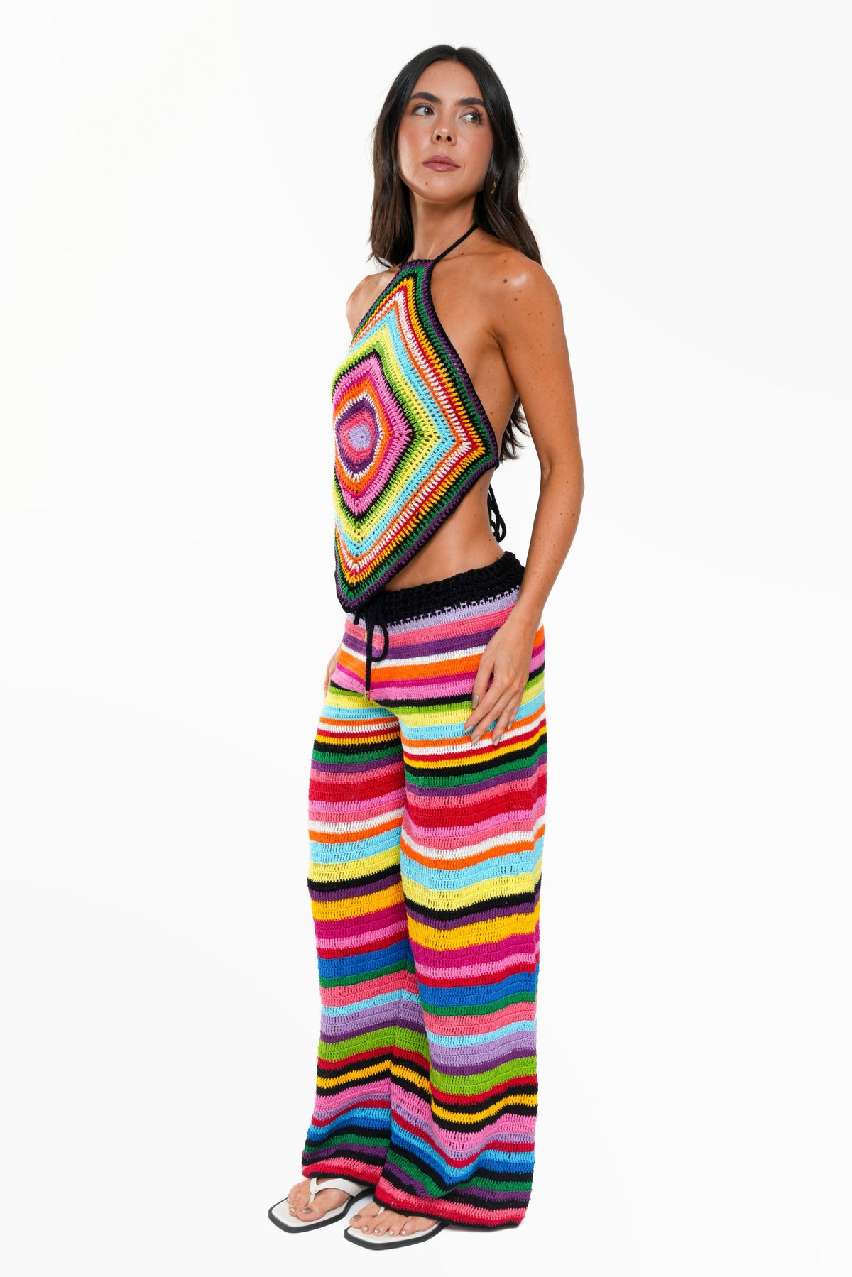 Calça Lurê de crochê listrada colorida vista de lado, modelagem ampla