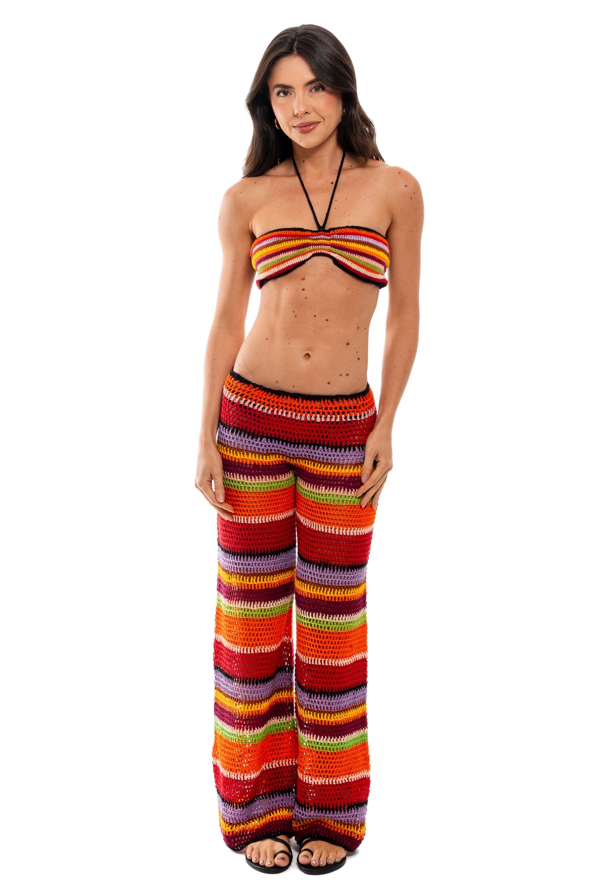 Calça Portofino de crochê listrada usada com top faixa, no corpo inteiro