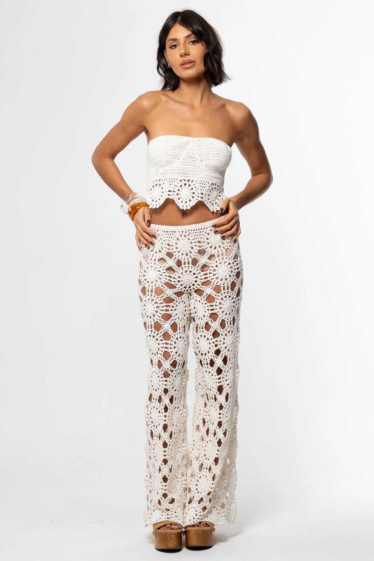 Calça Puglia off white de crochê com squares florais, usada com cropped, no corpo inteiro