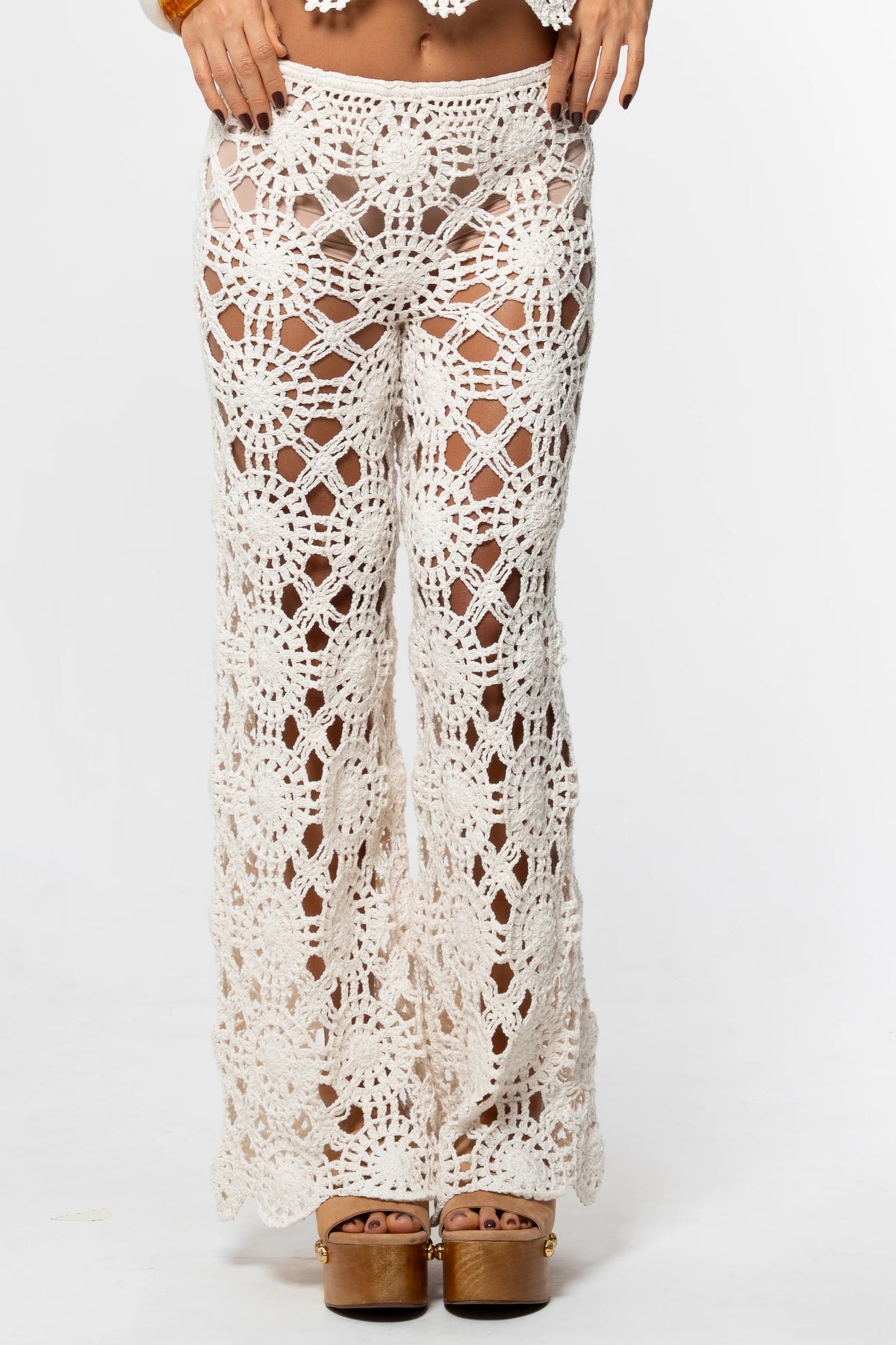 Calça Puglia off white de crochê rendada, modelagem ampla, vista de frente