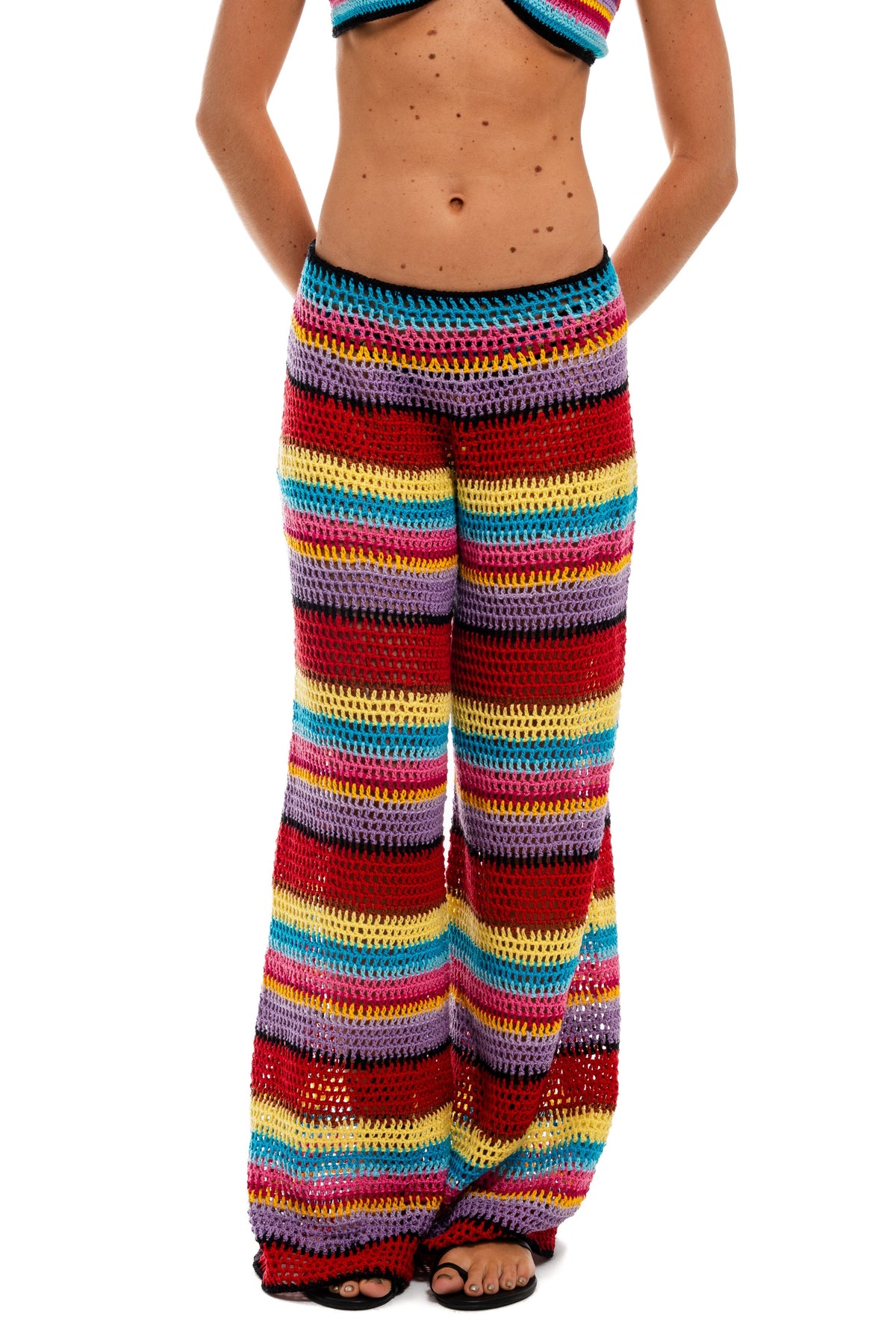 Calça Spritz de crochê feita à mão, listras coloridas e modelagem ampla