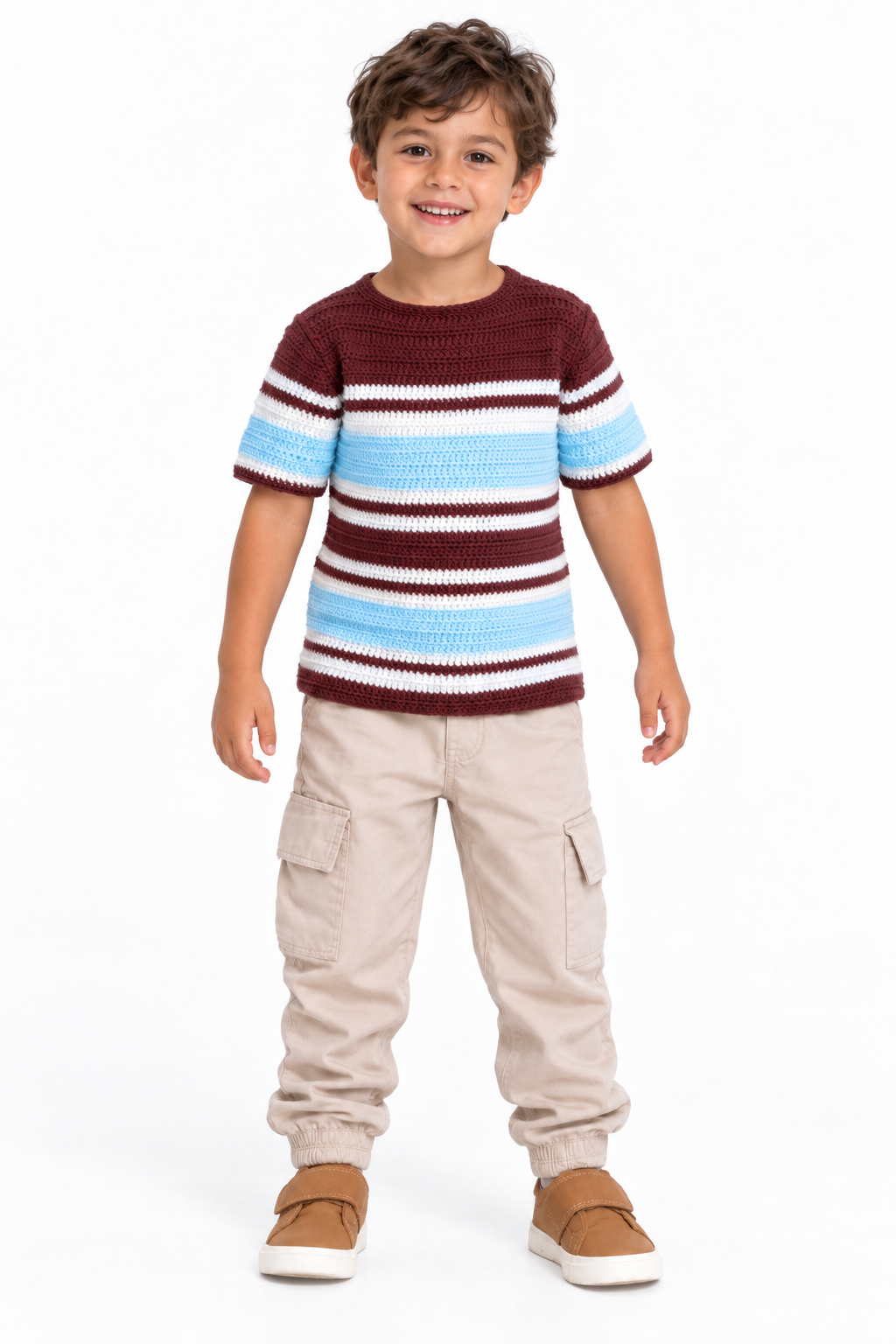 Camisa Stripes infantil de crochê listrada em marrom, azul bebê e off white, usada por menino