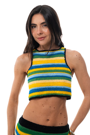 Cropped Latina de crochê listrado em azul, verde e amarelo, gola alta nadador