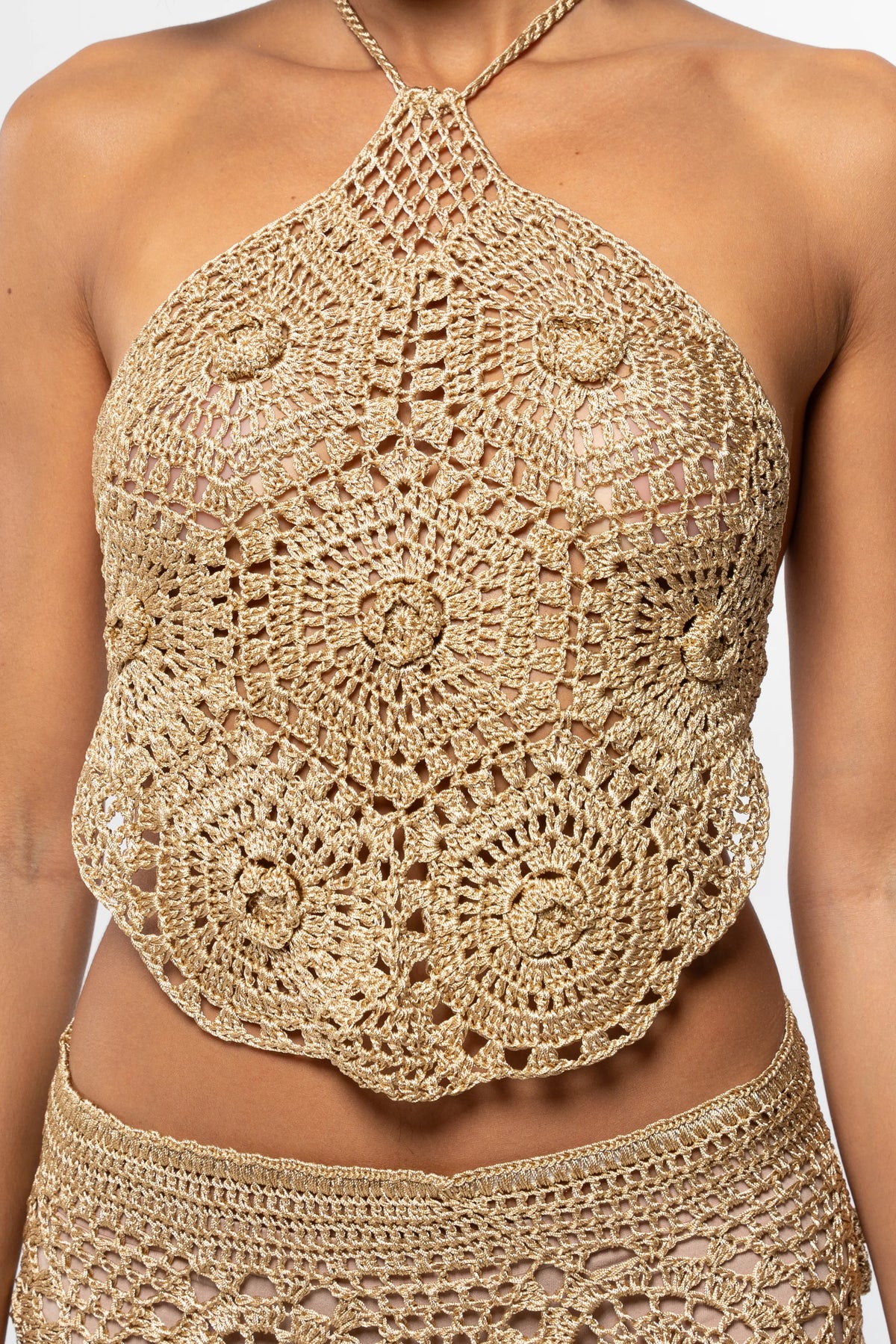 Detalhe da trama de squares com flores do Cropped Paradiso dourado