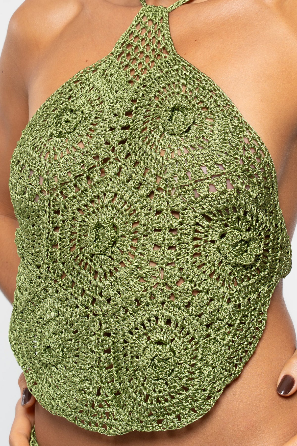 Detalhe da trama de squares com flores do Cropped Paradiso verde oliva