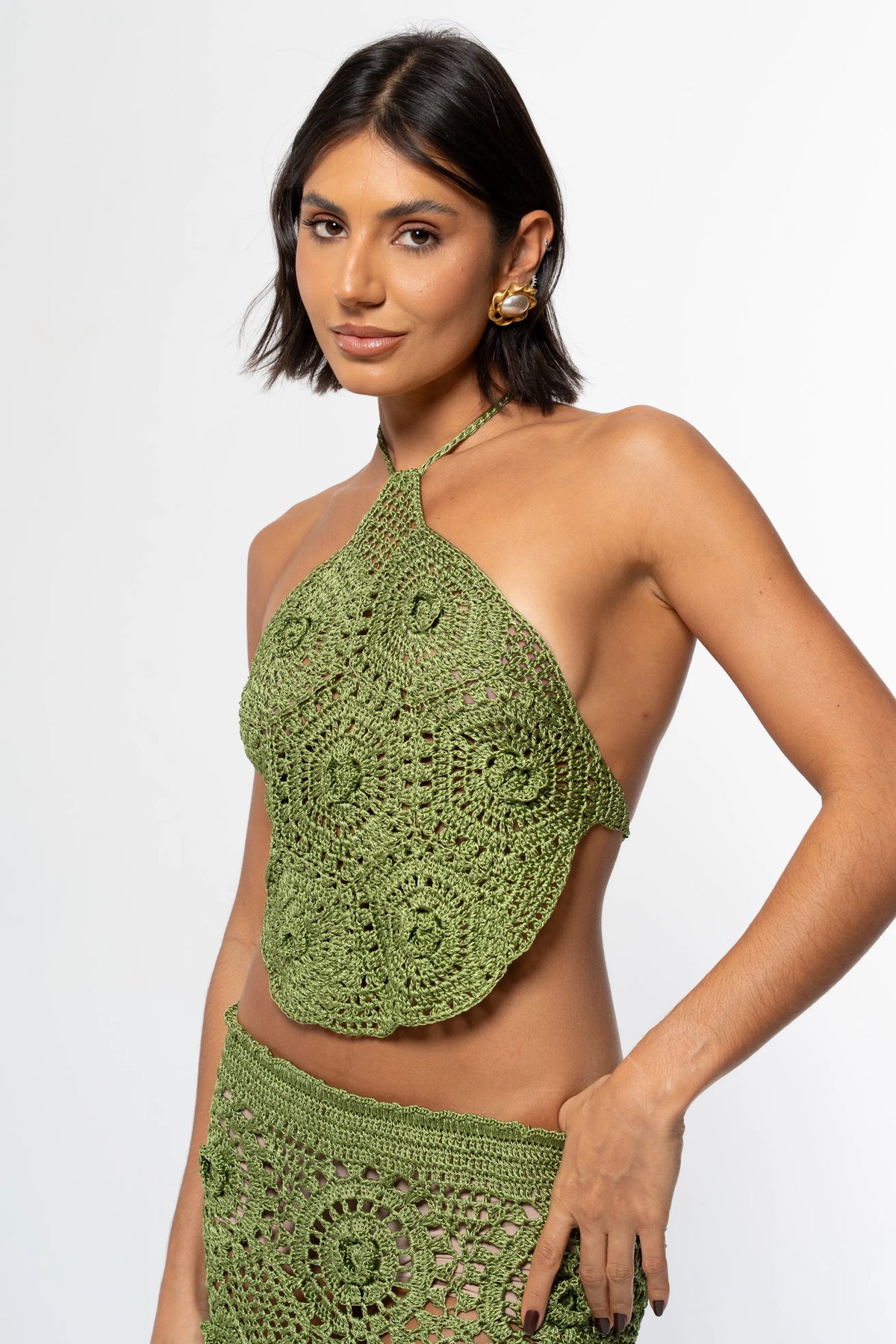 Cropped Paradiso verde oliva em crochê de linha de seda, frente única com flores em alto relevo