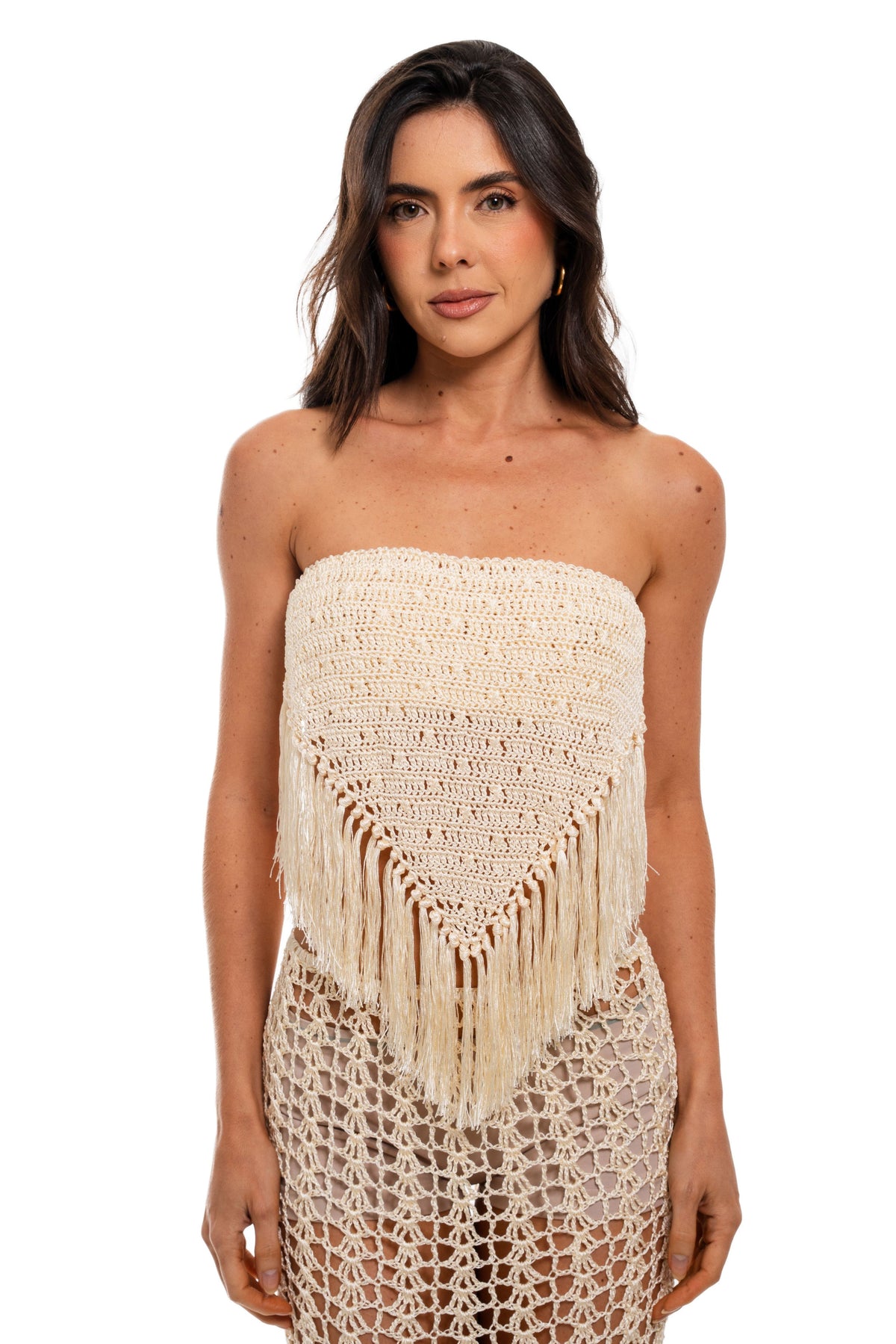 Cropped Urca off white em crochê de linha de seda, tomara que caia com franjas em ponta