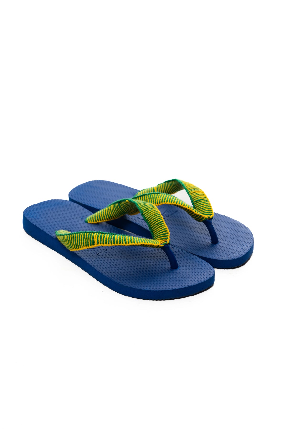 Par de Havaianas Copa azul com tiras verde e amarelas feitas à mão