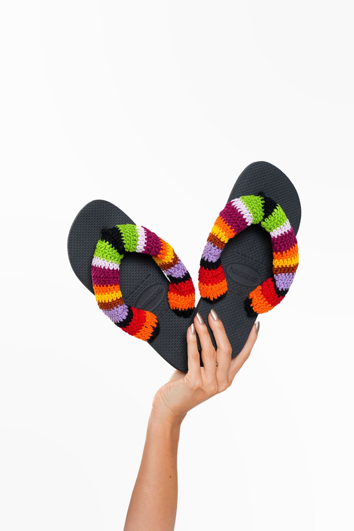 Havaianas Portofino com tiras de crochê listrado, vista de cima