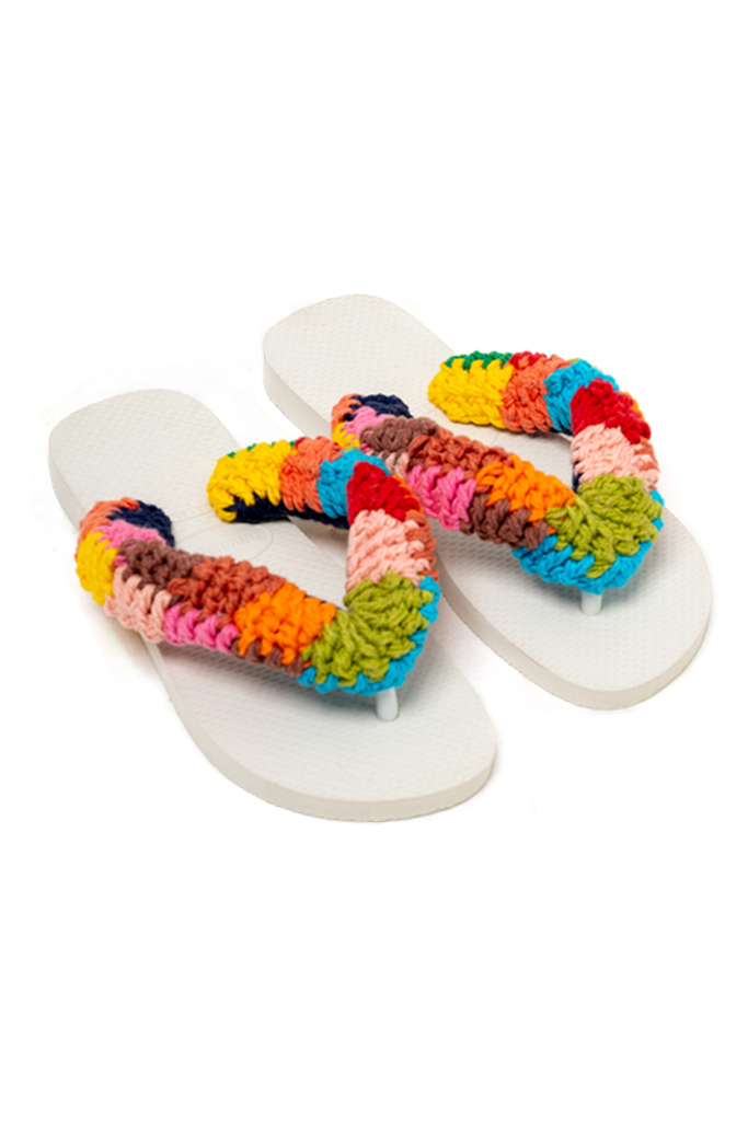 Par de Havaianas Tiê branca com tiras revestidas em crochê colorido
