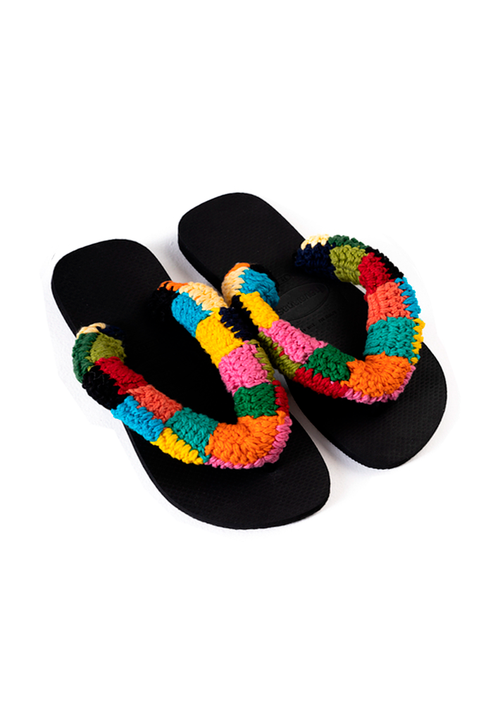 Par de Havaianas Tiê preta com tiras revestidas em crochê colorido feito à mão