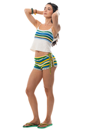 Short Aquarela do Brasil de crochê com blusa listrada, braços erguidos