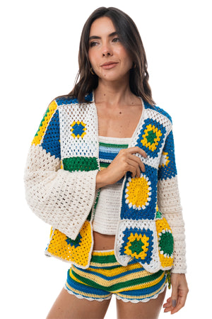 Look de crochê com Short Aquarela do Brasil, blusa e cardigan coloridos