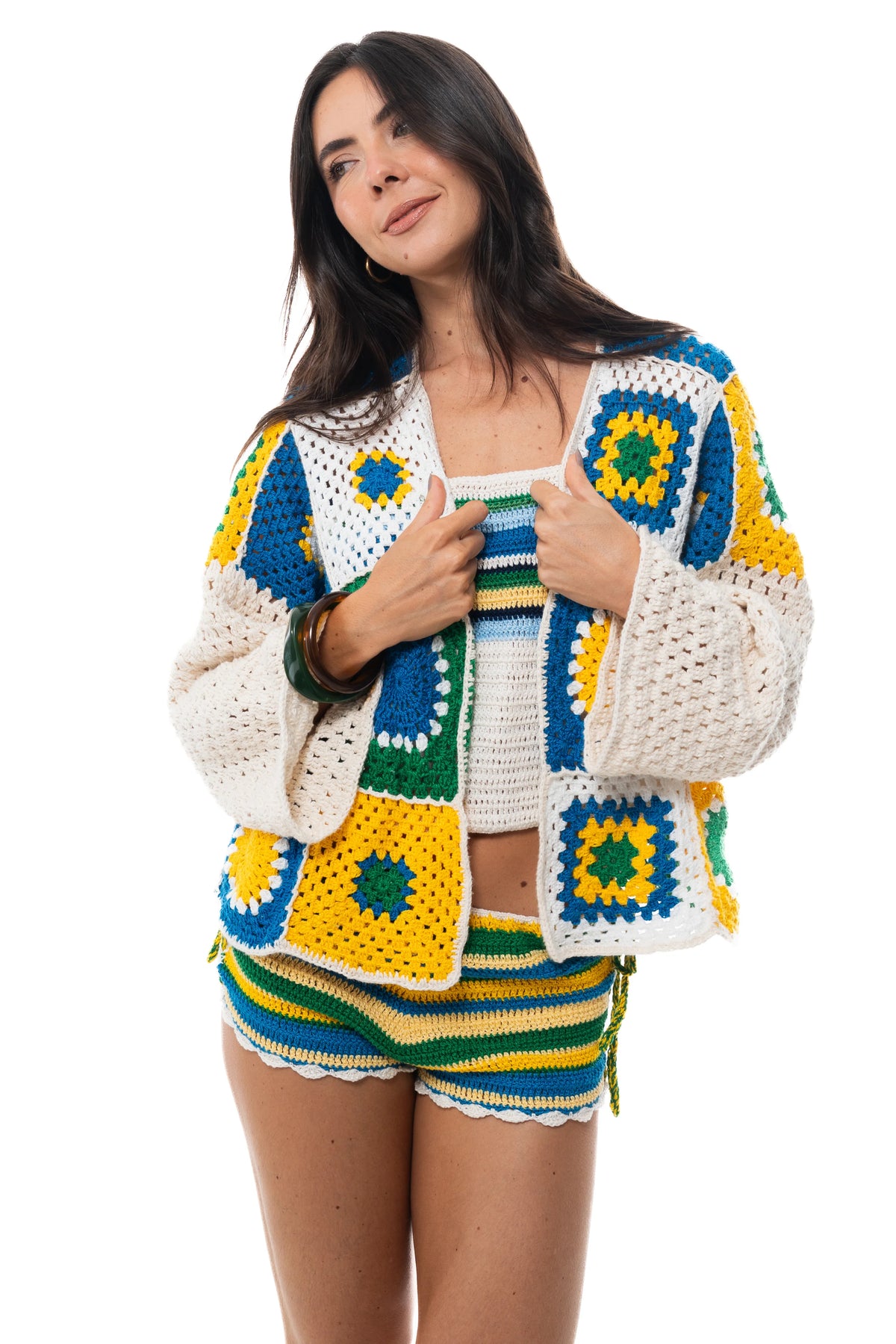 Short Aquarela do Brasil de crochê usado com cardigan de squares coloridos
