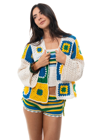Short Aquarela do Brasil de crochê usado com cardigan de squares coloridos
