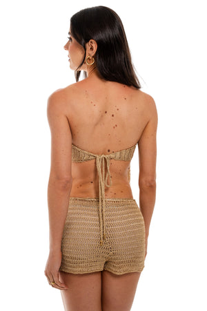 Costas do Short Leme dourado com cropped amarrado