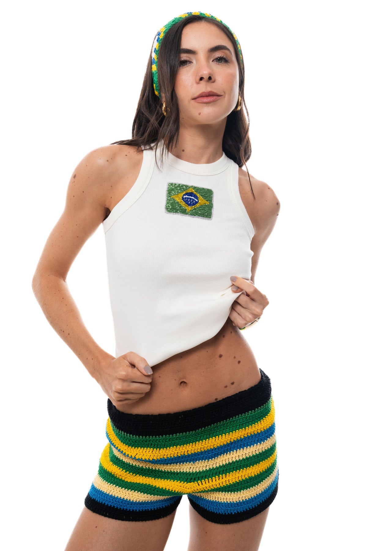 T-shirt Brazilian Soul com short listrado e faixa de cabelo de crochê