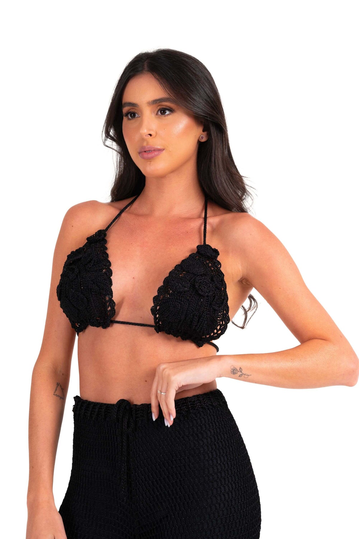 Top Alika preto de crochê com flores em alto relevo e amarração no pescoço
