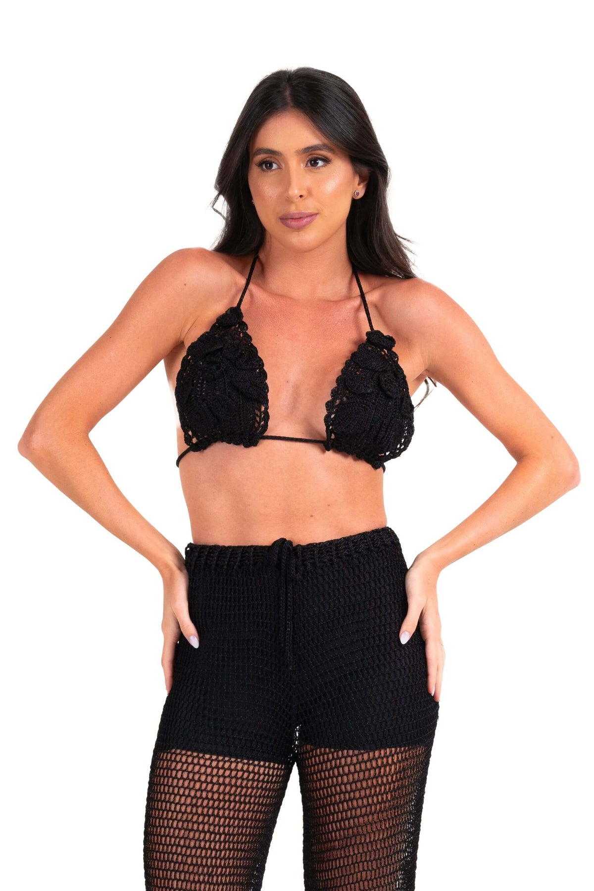 Top Alika preto de crochê usado com calça de crochê preta