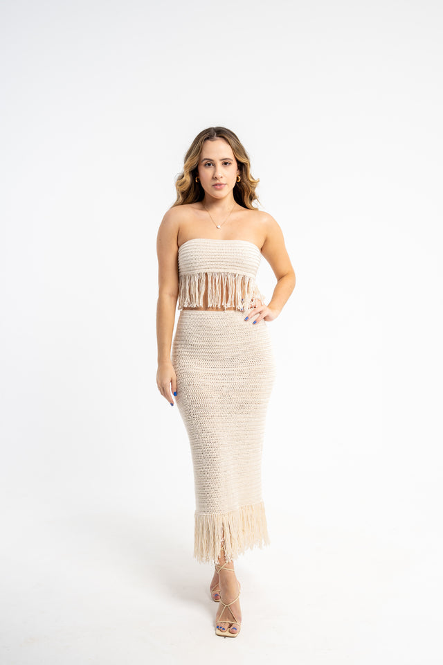 Top Balancê off white de crochê com franjas, usado com saia longa, no corpo inteiro