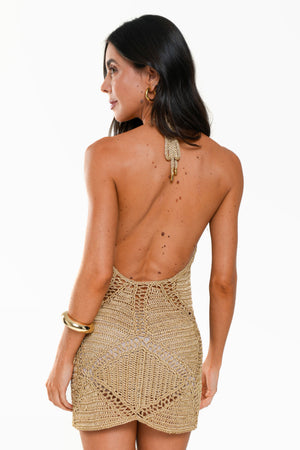Costas abertas com amarração no pescoço do Vestido Arpoador dourado