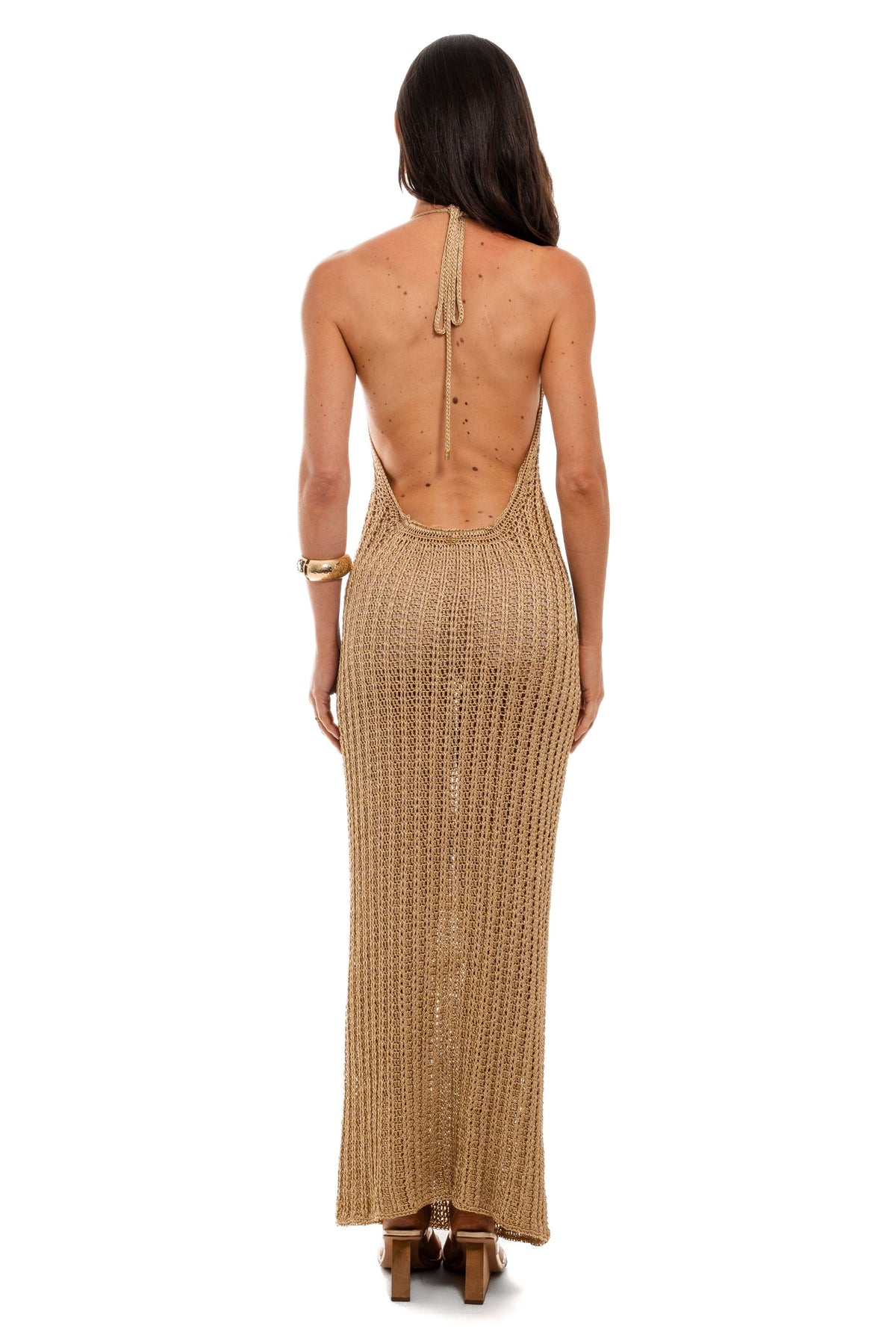 Vestido Copa longo dourado visto de costas, com amarração no pescoço